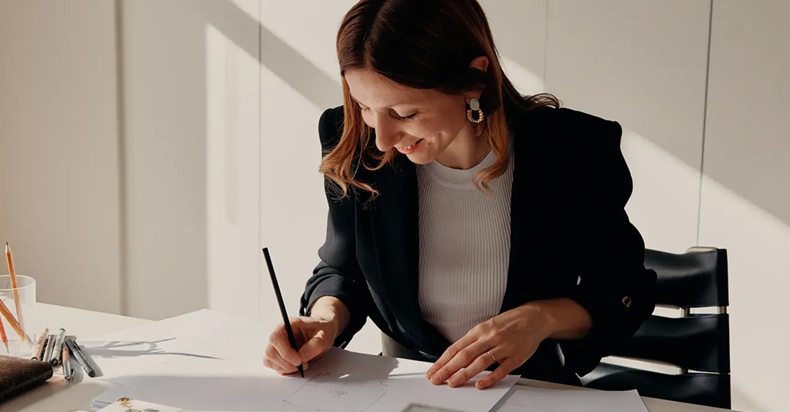 Emprendedora revisando documentos en su escritorio